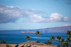 3BR Penthouse- ocean views, lanais, ACs, hot tub, pool, sauna, steps to beach