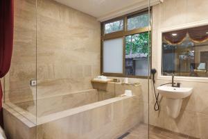 Phòng 2 Giường Đơn Có Phòng Tắm (Twin Room with Bathroom)