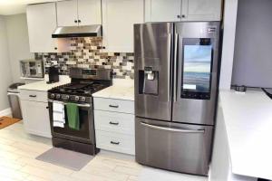 3 Bedroom Duplex w Large Backyard