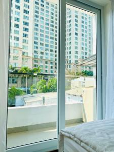 Spacious & modern 1BR w balcony 302