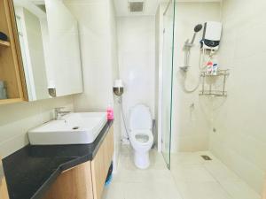Spacious & modern 1BR w balcony 302