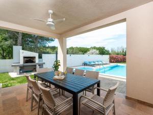 Luxury villa with swimming pool and sauna 