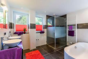 Moderne Fewo mit Fasssauna und Kamin im ländl. Allgäu