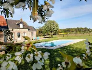 Gîte à la campagne -maison individuelle -Piscine - Charentilly