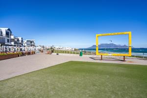 Stylishly Decorated Beachfront apartment w Inverter, 202 Eden