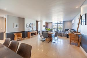 Stylishly Decorated Beachfront apartment w Inverter, 202 Eden