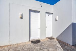 Stylishly Decorated Beachfront apartment w Inverter, 202 Eden