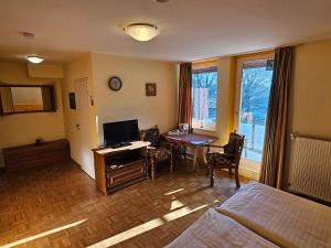 Double Room with Extra Bed room in Bed & Breakfast Grunewald