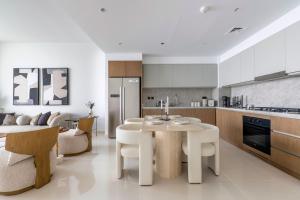 2BR Beachfront Gem with Dazzling Views of the Palm