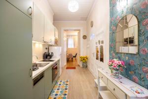 Deluxe Home in Art Nouveau House- with GARAGE