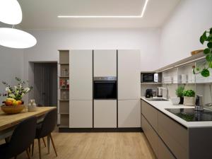 Bright 3-Bedroom Apartment with Patio in Florence Historic Center Near Duomo