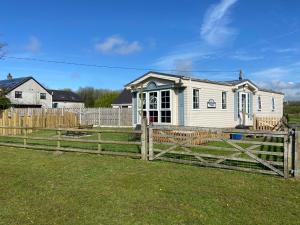 Beautiful 2-Bed Chalet in Llanfairpwllgwyngyll
