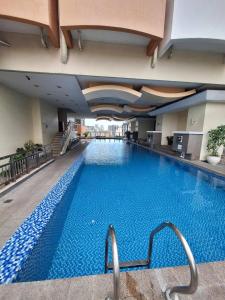 BirchTower Studio Condo with Balcony & Pool - Carosa Staycation - Hotel 2 stelle a Manila