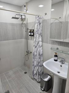 BGC Beautiful Large 1 Bedroom Condo Sleeps 3 Adults