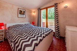 Maisons de vacances L'Amethyste - Maison avec piscine : photos des chambres