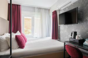 Souterrain Small Double Room (Below Street Level with Limited View, no lift access) room in Krisotel