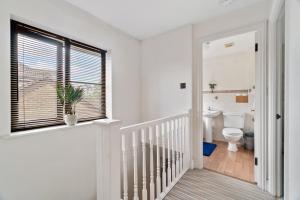 The Pondmore-Spacious Detached house in Ashford with free parking close to M20