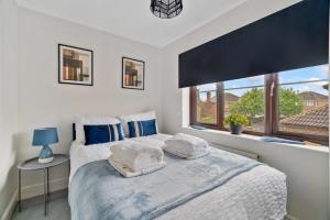 The Pondmore-Spacious Detached house in Ashford with free parking close to M20