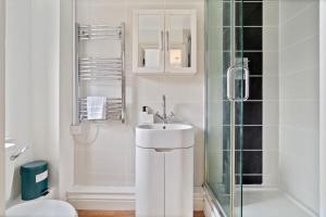 The Pondmore-Spacious Detached house in Ashford with free parking close to M20