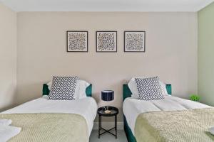 The Pondmore-Spacious Detached house in Ashford with free parking close to M20