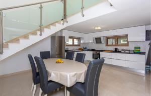 Awesome Home In Njivice