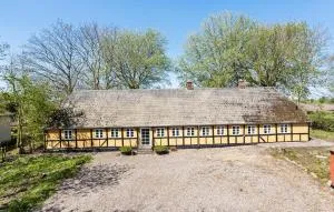 5 Bedroom Beautiful Home In Humble - Hennetved