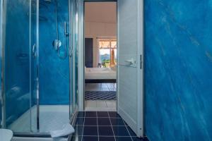 GuestHost - Villa With Private Garden, Parking & Shared Pool!