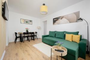 Cozy Apartment near Royal Baths Park by Noclegi Renters