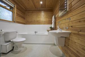 Chiffchaff Lodge with Hot tub