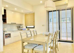 Biệt thự nguyên căn, 5 phòng ngủ, bể bơi chung, cách bãi biển 100m