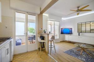 Cannes Croisette Beach - Spacious 2 Bedroom and Terrace