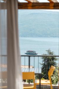 Residence Dany appartamenti con cucina vista lago piscina e parcheggio