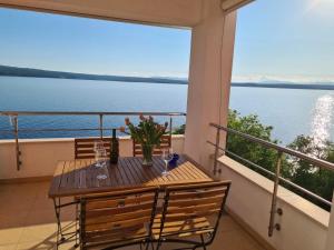 Tolle Wohnung in Crikvenica mit Möbliertem Balkon und Meerblick 