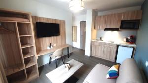 Hotels Logis Hotel - Les Pasteliers : Appartement 1 Chambre Supérieur