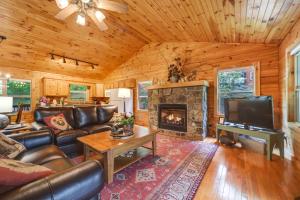 Peaceful Smoky Mountain Cabin with Deck and Fire Pit! - 3hvězdičkové hotely ve městě Waynesville