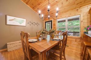 Peaceful Smoky Mountain Cabin w Deck & Fire Pit!