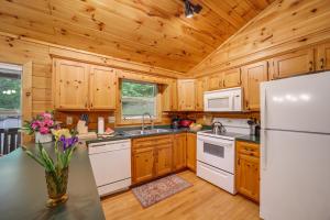 Peaceful Smoky Mountain Cabin w Deck & Fire Pit!