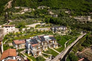 Residence Dany appartamenti con cucina vista lago piscina e parcheggio