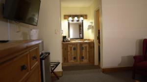 King Room with Lake View room in Skyline Lodge