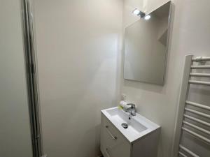 C073-Studio neuf et lumineux au carre dor Croisette