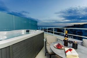 Beach front apt Maal, private spa & parking