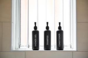 Modern 4BR in M11, Close to Etihad Stadium Sleeps 11