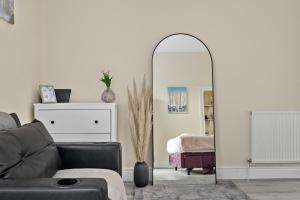 Modern 4BR in M11, Close to Etihad Stadium Sleeps 11