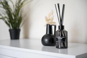 Modern 4BR in M11, Close to Etihad Stadium Sleeps 11