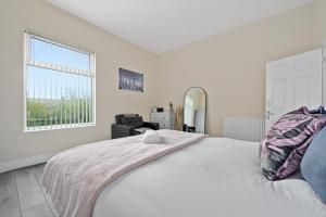 Modern 4BR in M11, Close to Etihad Stadium Sleeps 11