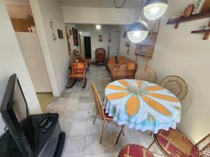 Pitangueiras 2 quartos na rua Mexico, 50 m do mar 1 vaga