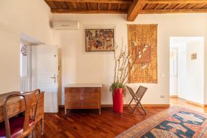 Trevi Comfortable Apartment with Terrace | Romeloft