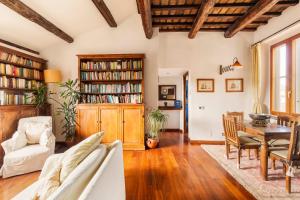 Piazza Mattei Terrace Apartment | Romeloft