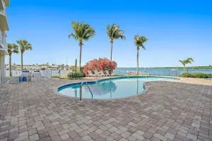 Oceanfront Luxury Condo! Mins to beach! Rum Bar Next Door! - Bay Pines