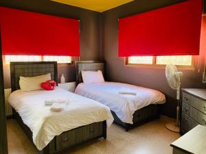 Lauras Stylish Villa
